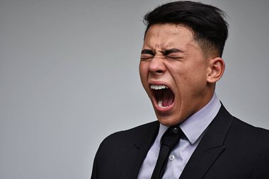 Takım elbise ve kravat giyen endişeli çeşitli iş yürütme