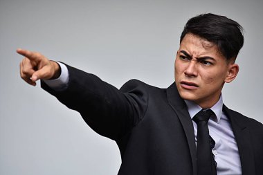 Yakışıklı iş adamı işaret