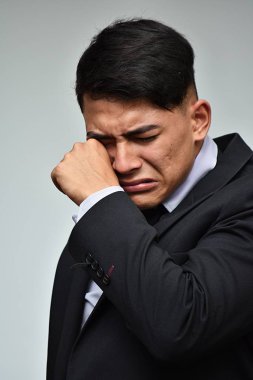 Ağlamaklı akıllı kişi