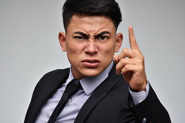 Takım elbise ve kravat giyen kızgın iş yürütme