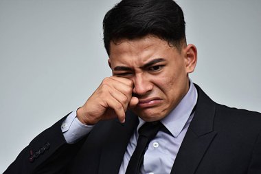 Latin iş adamı giyen takım elbise ve kravat ağlıyor