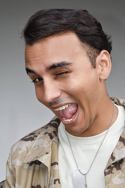 Genç Kolombiyalı erkek asker göz kırpıyor