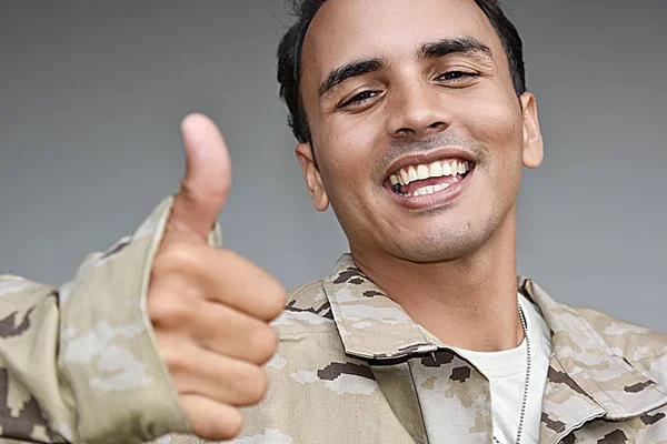 Красивий чоловік солдат з великими пальцями вгору — стокове фото