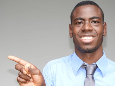 Siyah iş adamı işaret