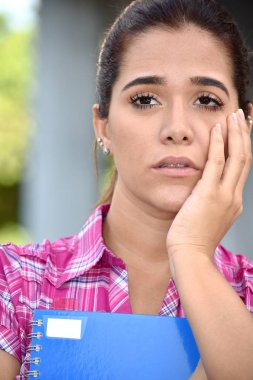 Notebook ve stres ile yetişkin kız öğrenci