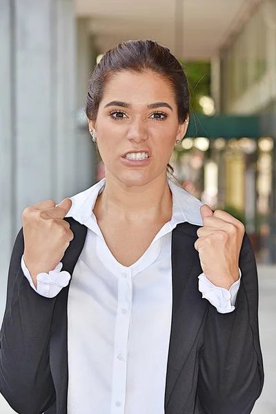 Mujer de negocios inteligente enojada que usa traje — Foto de Stock