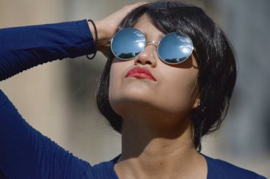 Güneş gözlüğü takıyor İspanyol kadın bellek sorunları