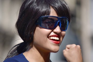 Başarılı çekici kişi giyen güneş gözlüğü