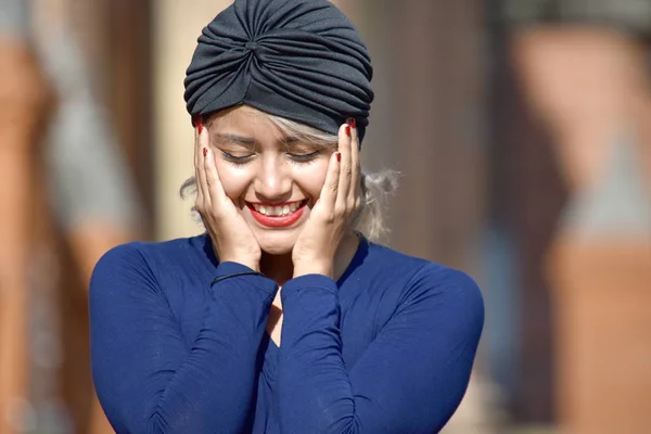 Boldog szép muszlim nő visel turbán — Stock Fotó