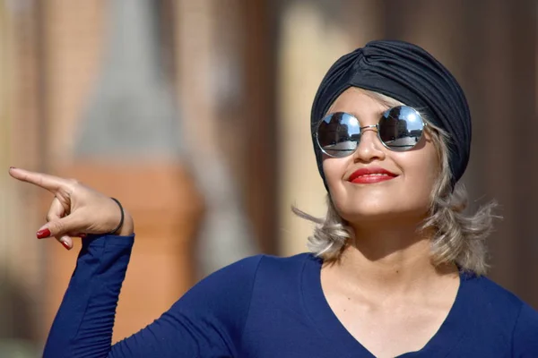 Femme musulmane minoritaire pointant du doigt le Turban — Photo