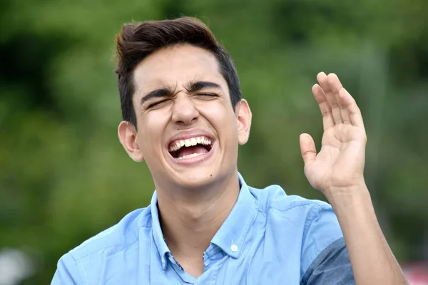 Goed uitziende mannelijke tiener lachen — Stockfoto