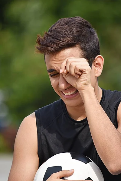 Llorando joven jugador de fútbol masculino — Foto de Stock