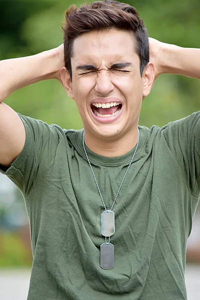 Stressé jeune colombien homme soldat — Photo