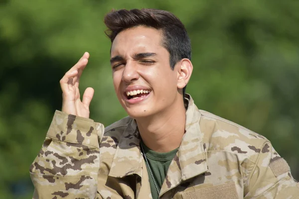 Stressvolle Colombiaanse mannelijke soldaat — Stockfoto