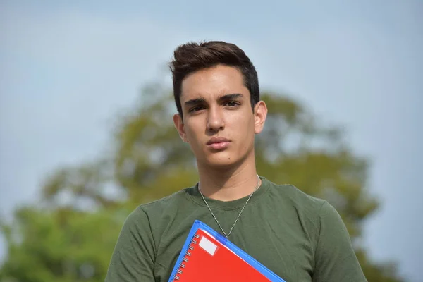 Sério hispânico masculino adolescente militar estudante — Fotografia de Stock