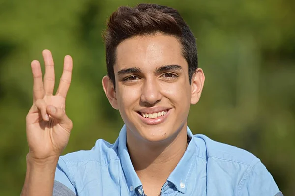 Menino bonito contando — Fotografia de Stock