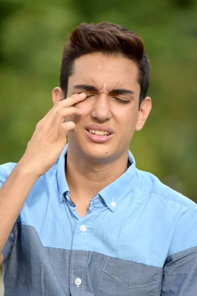 Jeune Adolescent Garçon Avec Irritation Des Yeux — Photo