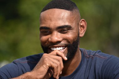 Tıraşsız siyah erkek karar