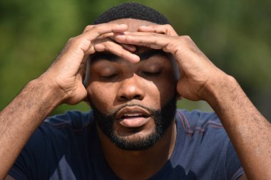 Tıraşsız erkek ve karışıklık