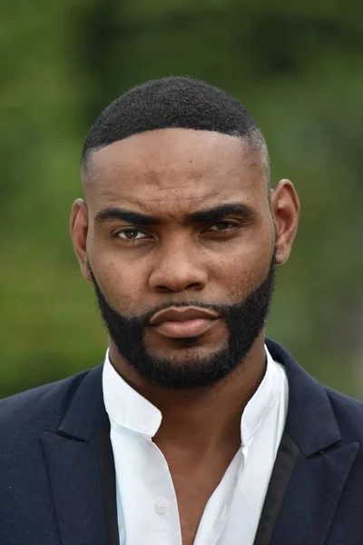 Pessoa negra não barbeada grave — Fotografia de Stock