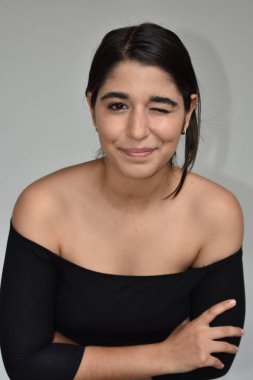 Genç erkek göz kırpıyor