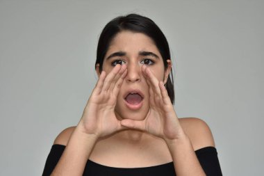 Genç kadın bağırarak