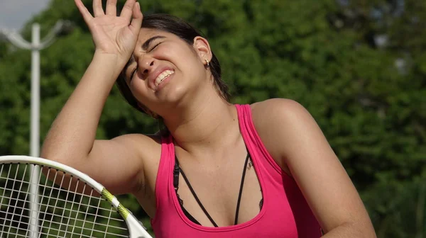 Moe van de atletische Tennis speler tiener wijfjes en uitputting — Stockfoto
