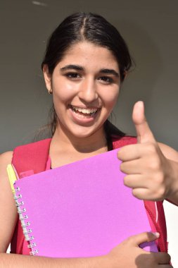 Başparmakları havada kız öğrenci.