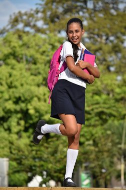 Okul üniforması giyen eğlenceli sahip Katolik Okulu Kız