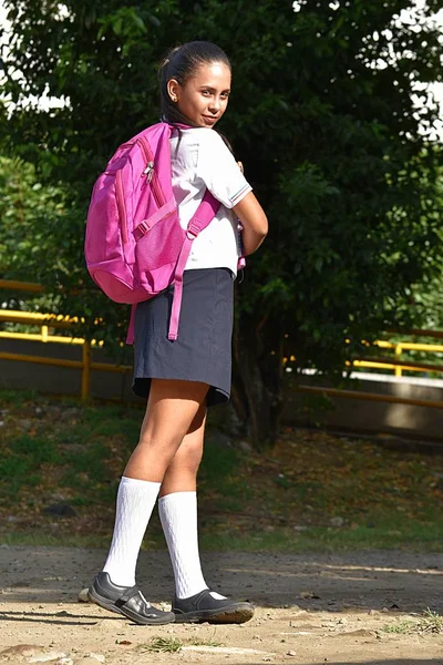 De pie lindo estudiante femenino vistiendo uniforme — Foto de Stock