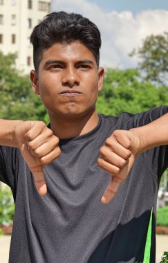 Başparmak aşağı çocukla Latino