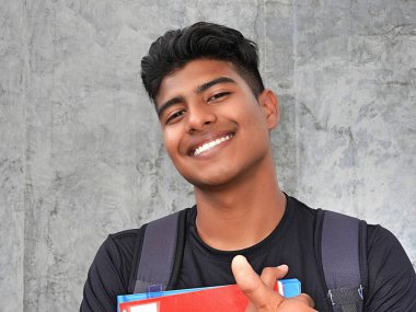 Genç çocuk öğrenci ve mutluluk