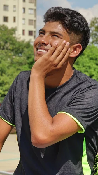 Menino colombiano jovem se perguntando — Fotografia de Stock