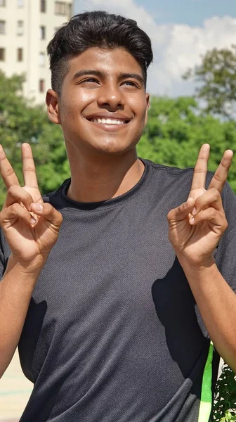 Muchacho adolescente y signo de paz — Foto de Stock