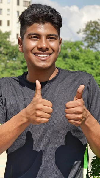 Man met Thumbs Up — Stockfoto