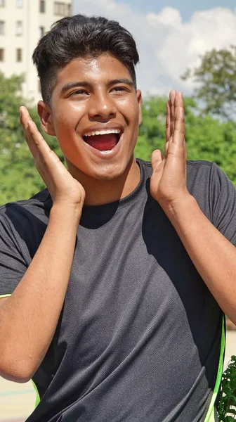 Latino tiener jongen praten — Stockfoto