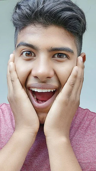 Hombre Latino Sorprendido — Foto de Stock