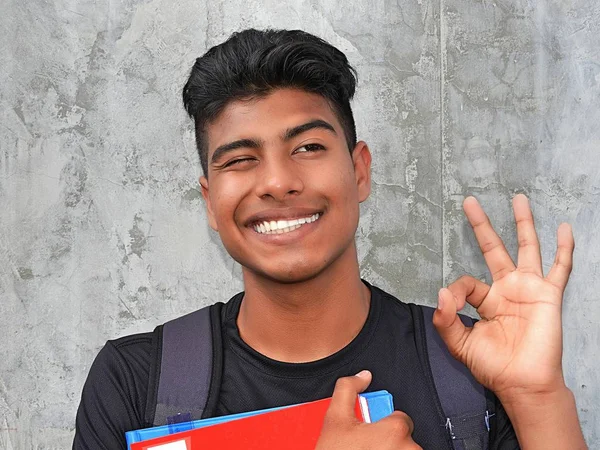 Latino garçon étudiant et ok signe — Photo