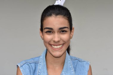 Gülümseyen bir azınlık kız