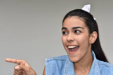 Bir işaret Latina kız