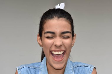 Güzel bir kız gülerek