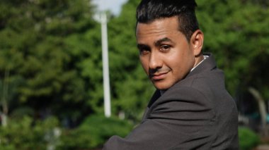 yakışıklı iş adamı