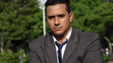 Ciddi Latino iş adamı