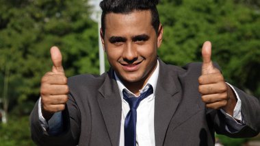 başparmak yukarıya ile iş adamı