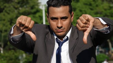 başparmak aşağı ile iş adamı