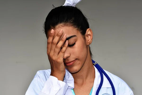 悲しい若いヒスパニック系女性医師 — ストック写真