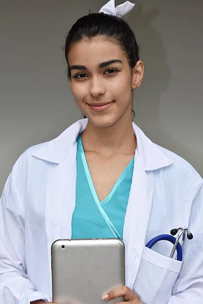 Mladý lékař hispánské žena s tabletem — Stock fotografie