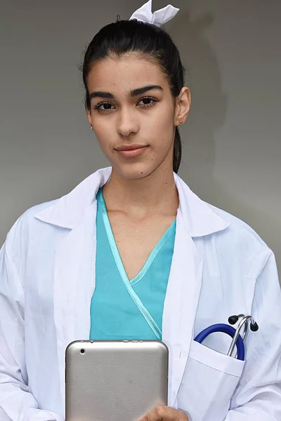 タブレットで深刻な若いヒスパニック系女性医師 — ストック写真