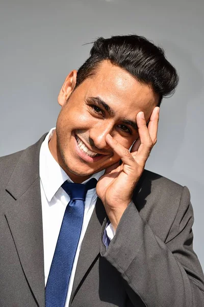 Latino ευτυχισμένος άνθρωπος των επιχειρήσεων — Φωτογραφία Αρχείου