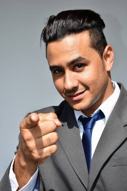 İşaret eden bir iş adamı